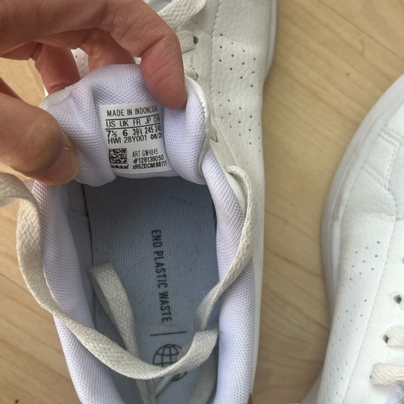 Adidas Advantage perforated sneakers. - Picture 6 of 9